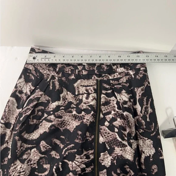 Banana Republic Black and Cream Pencil Skirt - Picture 6 of 11